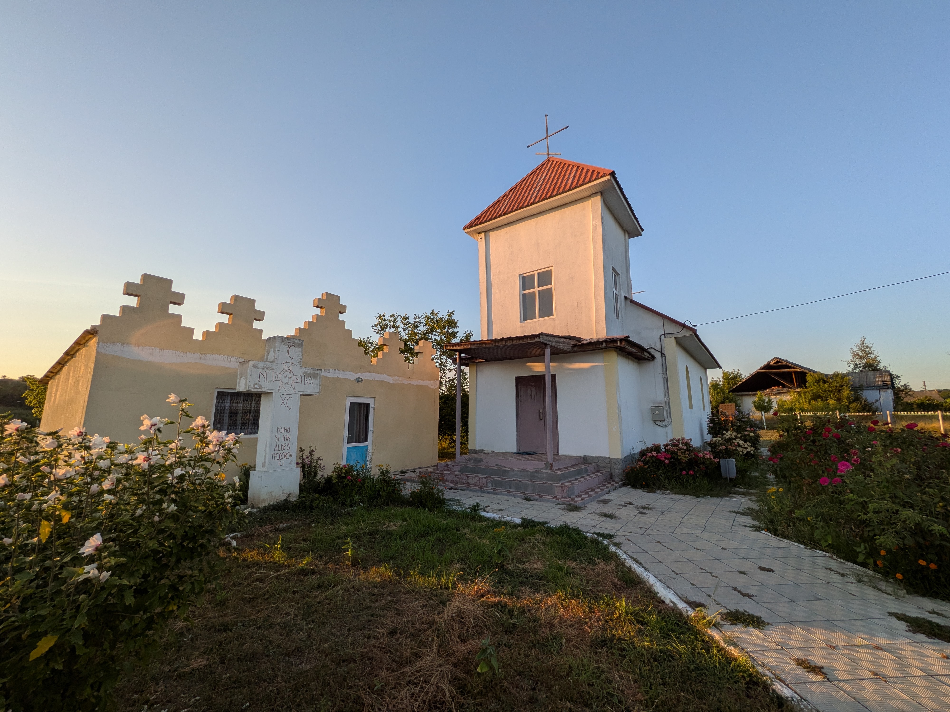 MD, Raionul Cahul, Satul Baurci-Moldoveni, Biserica Baurci Moldoveni, Crucea de Piatra