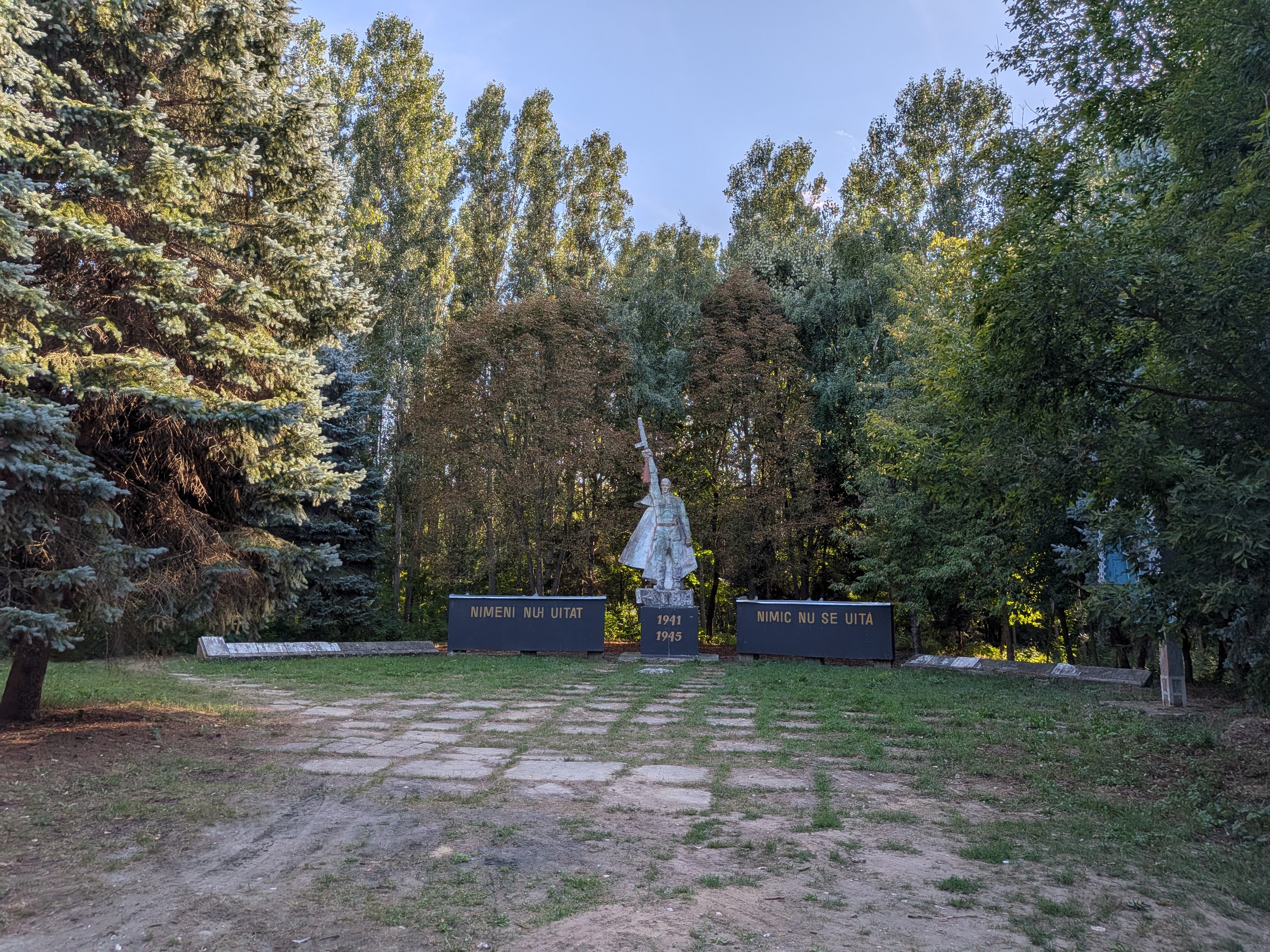 MD, Raionul Hînceşti, Satul Ciuciuleni, Monument razboiului al 2lea mondial din Ciuciuleni