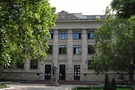 MD, Orasul Chişinău, Biblioteca Nationala, Monument lui Vasile Alexandri