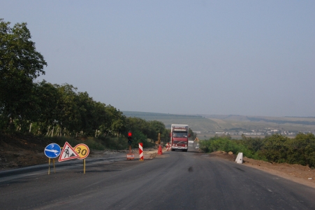 MD, Raionul Ialoveni, Satul Bardar, Drumul National Chisinau-Hincesti, R3;A276, Drum in reconstructie, Semafor