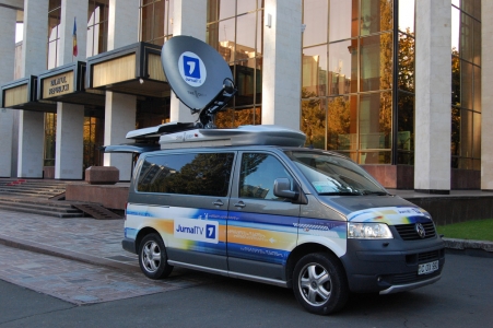 MD, Orasul Chişinău, Mașina Jurnal TV în fața Palatului Republicii