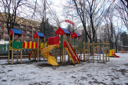 MD, Orasul Chisinau, Teren de joacă pentru copii  în Grădina Publică Ştefan cel Mare, Căsuța albinuții Zuzu, ProCreditBank