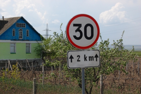 MD, Raionul Cahul, Satul Chircani, Limită de viteză la intrarea în satul Chircani, 30 km/h  pe distanța de 2 km