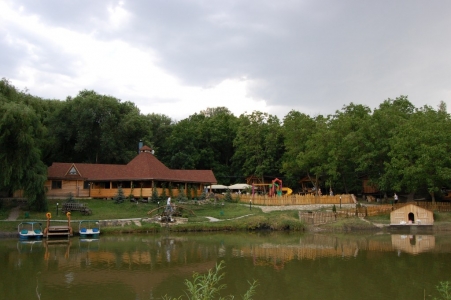 MD, Municipiul Chişinău, Satul Coloniţa, Poiana Bradului - Lacul, Restaurant pe malul lacului