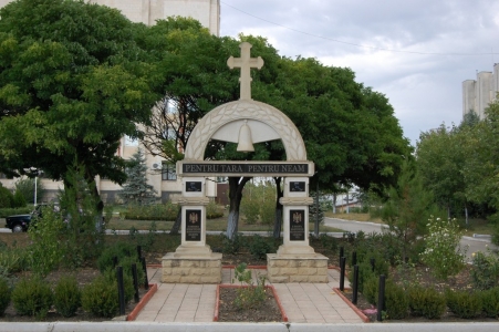 MD, Orasul Basarabeasca, Monument in memoria aparatorilor independentii Moldovei