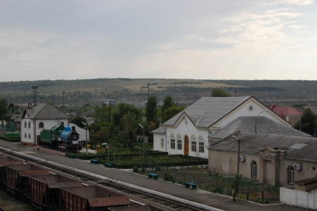 MD, Orasul Basarabeasca, Vedere spre gara si locomotiva muzeu