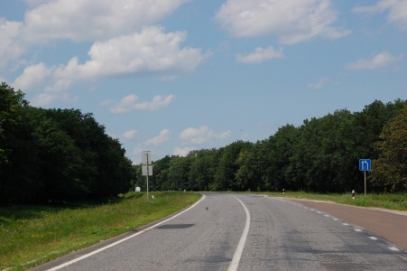 MD, Raionul Ialoveni, Satul Malcoci, Drumul M1 Chisinau - Leuseni, prin Codrii Moldovei 