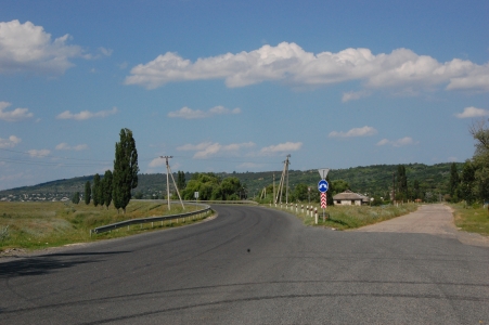 MD, Raionul Hînceşti, Satul Leuşeni, Intrarea in sat, intersectia drumului L575 cu M1 