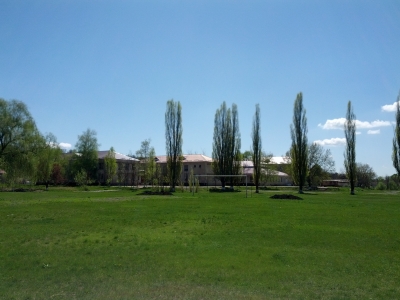 MD, District Cimislia, Satul Gura Galbenei, Teren de fotbal, Vedere spre scoala
