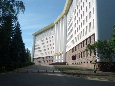 MD, Orasul Chisinau, Parlamentul Republicii Moldova, vedere dinspre strada Sfatul Tarii