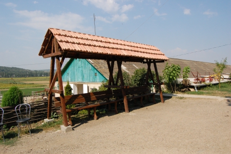 MD, Raionul Ialoveni, Satul Bardar, Bancă din lemn cu acoperiș