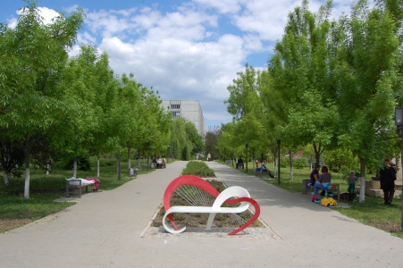 MD, Orasul Chisinau, Alee in parcul UTM