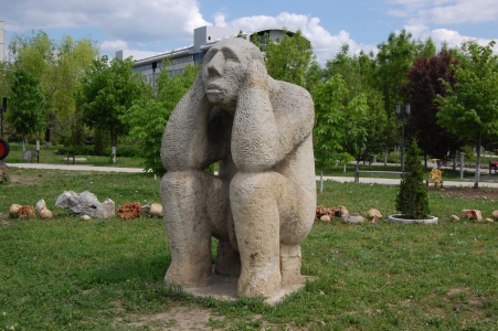 MD, Orasul Chişinău, Sculptura Omul Ginditor din parcul UTM