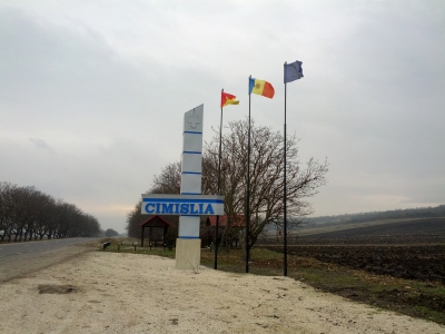 MD, Район Cimislia, Satul Gura Galbenei, Drumul R3 la intrarea in raionul Cimislia