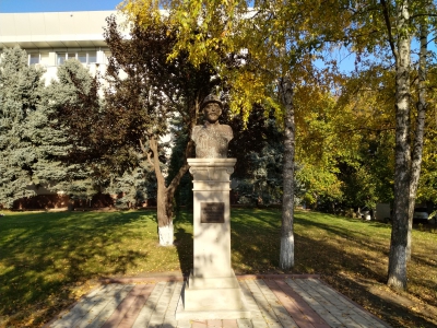 MD, Orasul Ialoveni, Monument lui Regelui Ferdinand 1