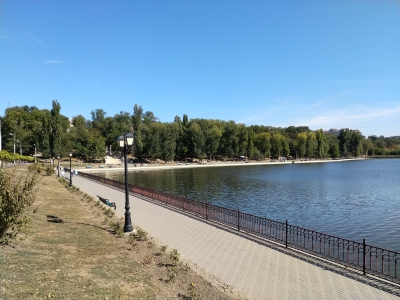 MD, Orasul Chisinau, Trotuar pe malul lacului Valea Morilor