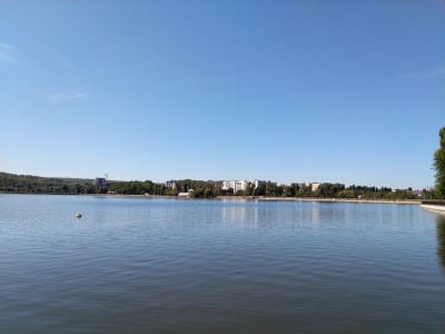 MD, Orasul Chişinău, Lacul Valea Morilor vedere spre Buiucani