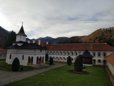RO, Vedere in curtea Mănăstirii Brâncoveanu