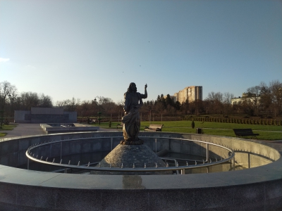 MD, Orasul Chişinău, Havuz cu monument la Dendrariu