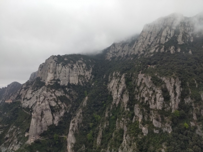ES, Montserrat in ceata