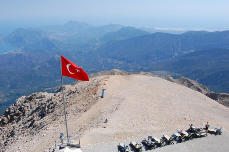 TR, Muntiele Tahtali, Flagul Turciei, Sezlonguri