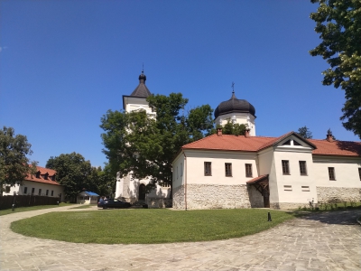 MD, Raionul Străşeni, Satul Căpriana, La poarta mănăstirii Căpriana