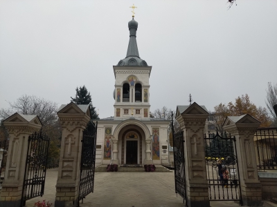 MD, Orasul Chişinău, La poartă la Biserica Sfîntul Dumitru