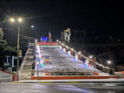 MD, Orasul Hînceşti, Monumentul Iluminat