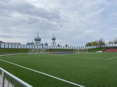 MD, Orasul Falesti, Teren de fotbal, Vedere spre Biserică 