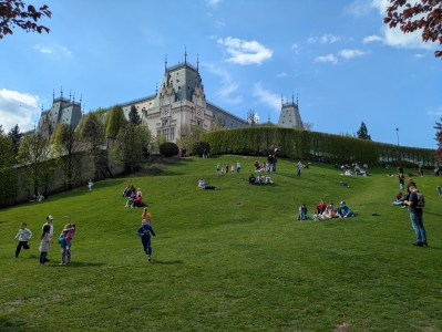 RO, Palatul Culturii Iasi, Oameni pe iarba