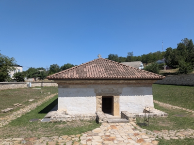 MD, Orasul Causeni, Bisericii semi îngropata, Intrarea