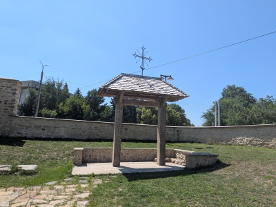 MD, Orasul Causeni, Bisericii semi îngropata, Scaun