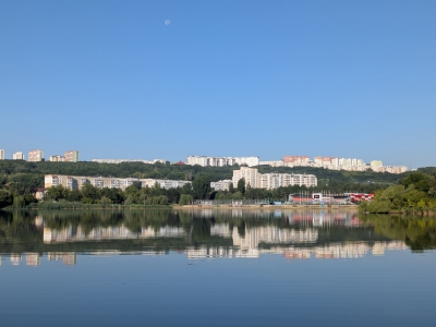 MD, Orasul Chişinău, Vedere de pe la lac spre Complexul Sportiv Sculeanca