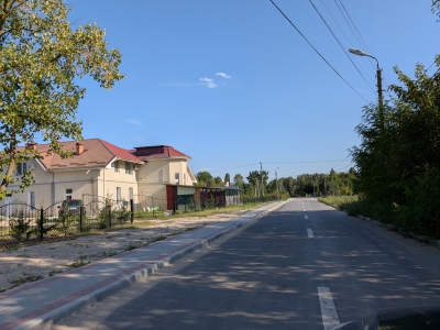 MD, Raionul Hînceşti, Satul Ciuciuleni, Drumul central asfaltat cu trotuar pentru pietoni in Ciuciuleni