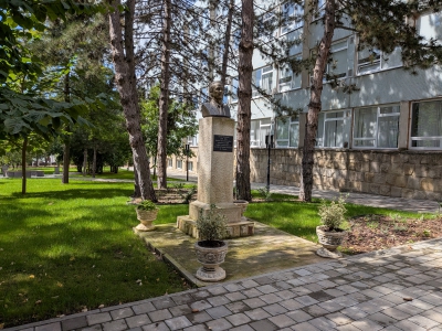MD, Orasul Chişinău, Faculatatea Medicina Veterinara - Monument lui Eugen Zgardan 