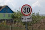 Limită de viteză la intrarea în satul Chircani, 30 km/h  pe distanța de 2 km