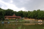 Poiana Bradului - Lacul, Restaurant pe malul lacului