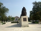 Gara Feroviara, Monument In Memoria Victimelor Deportarilor Regimului Comunist, Vedere frontala