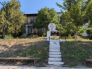 Monument in centrul satului